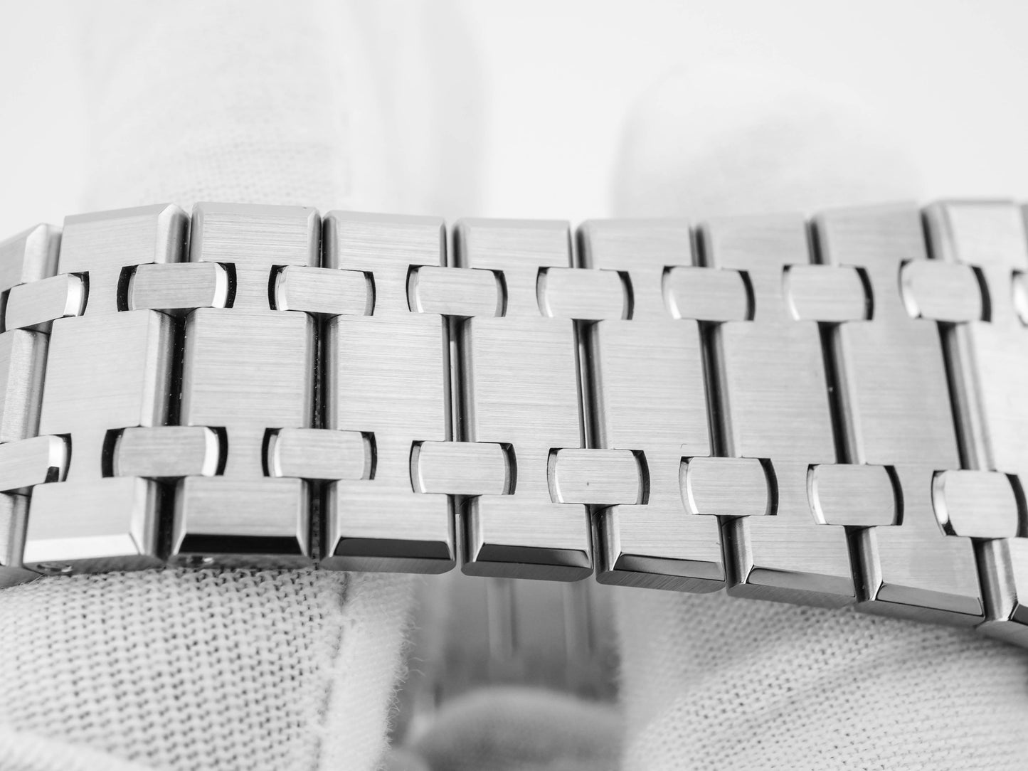 Audemars Piguet Royal Oak White Dial on Bracelet 15500ST.OO.1220ST.04 Complete 2022