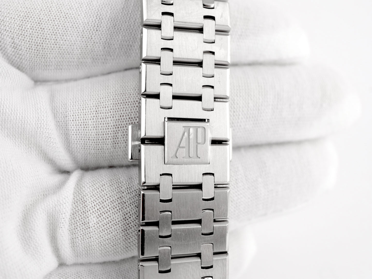 Audemars Piguet Royal Oak Selfwinding Black Dial on Bracelet 15400ST.OO.1220ST.01 Archives 2015