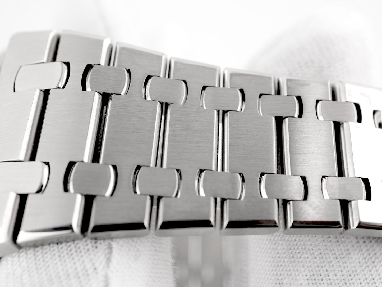 Audemars Piguet Royal Oak Selfwinding Black Dial on Bracelet 15400ST.OO.1220ST.01 Archives 2015