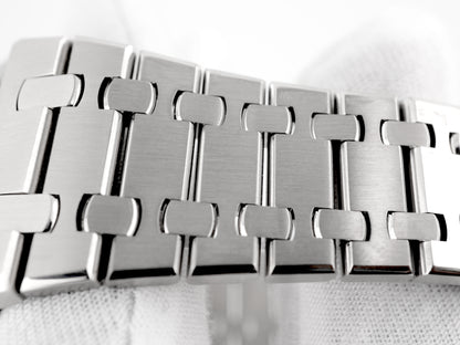 Audemars Piguet Royal Oak Selfwinding Black Dial on Bracelet 15400ST.OO.1220ST.01 Archives 2015