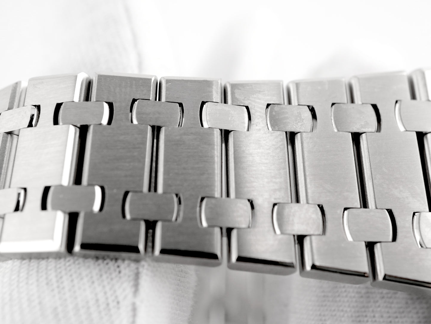 Audemars Piguet Royal Oak Selfwinding Black Dial on Bracelet 15400ST.OO.1220ST.01 Archives 2015