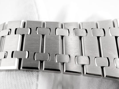 Audemars Piguet Royal Oak Selfwinding Black Dial on Bracelet 15400ST.OO.1220ST.01 Archives 2015