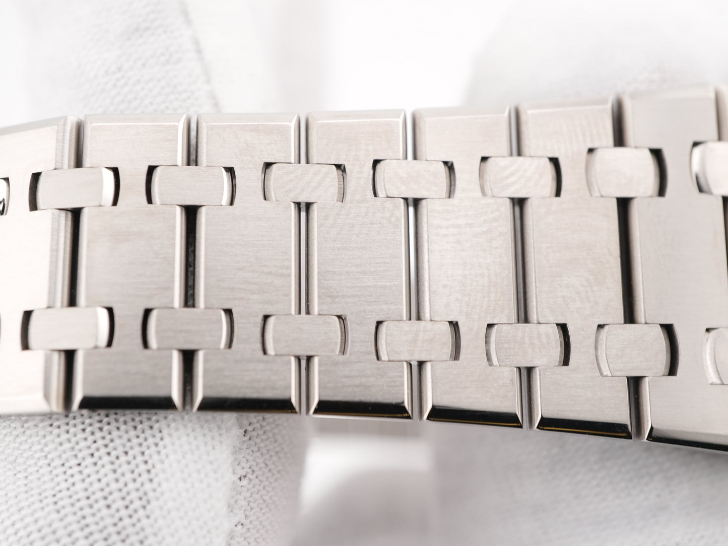 Audemars Piguet Royal Oak Chronograph Silver Dial on Bracelet 26240ST.OO.1320ST.07 Complete 2023